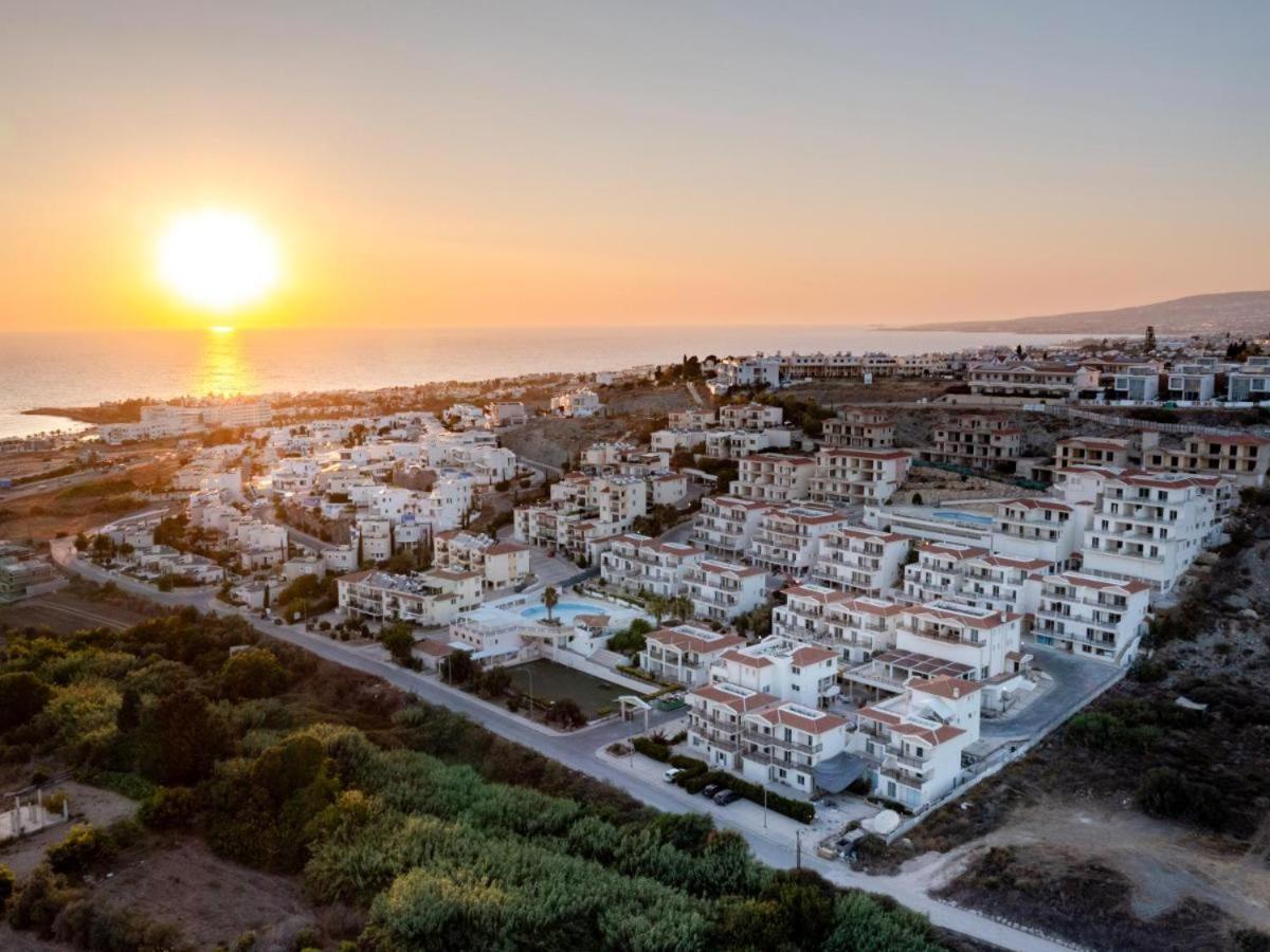 Hotel Wellclub - Wellness Family Experience - Seaview Paphos Exterior foto