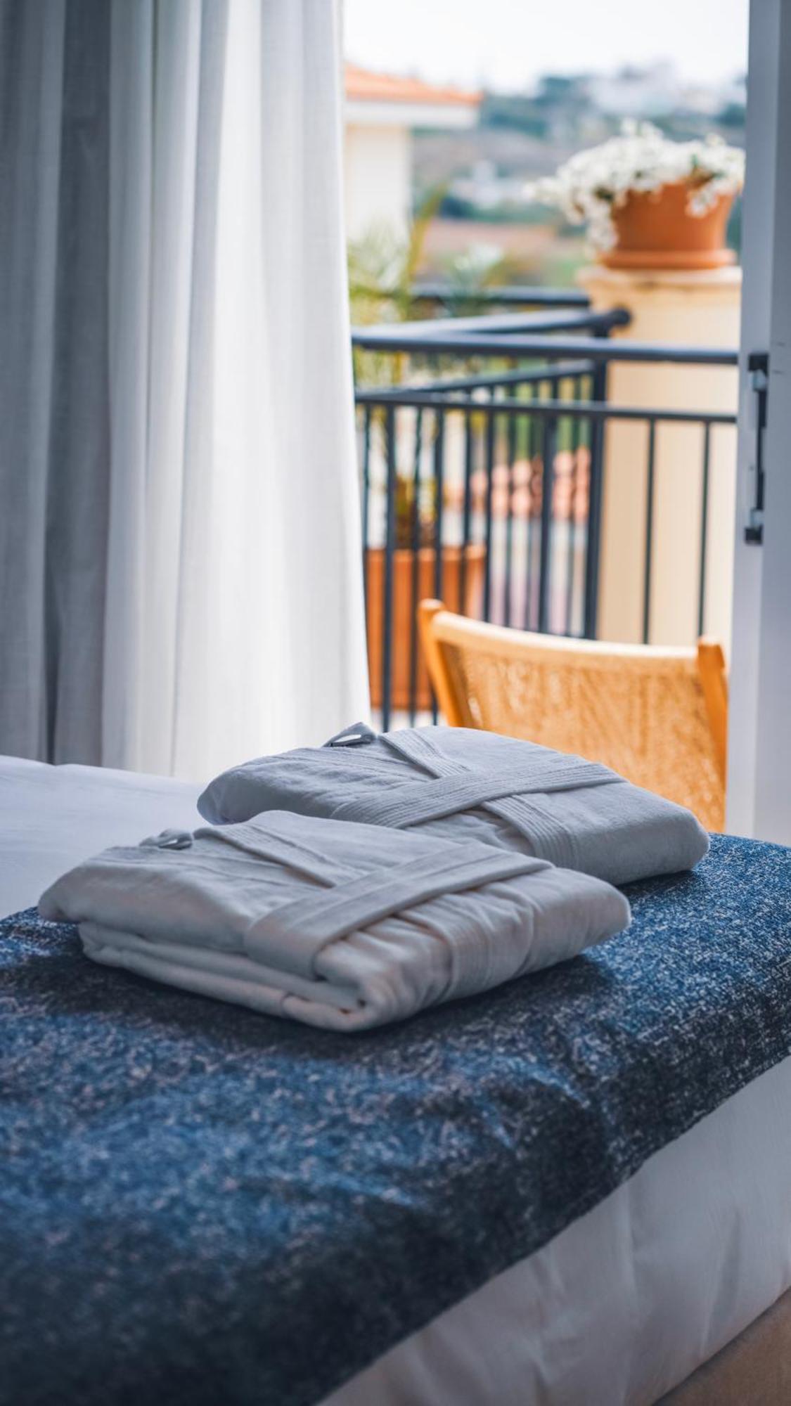 Hotel Wellclub - Wellness Family Experience - Seaview Paphos Exterior foto